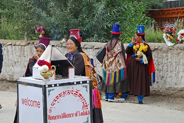  Bewohnerinnen von Leh in traditionellen Gewndern 