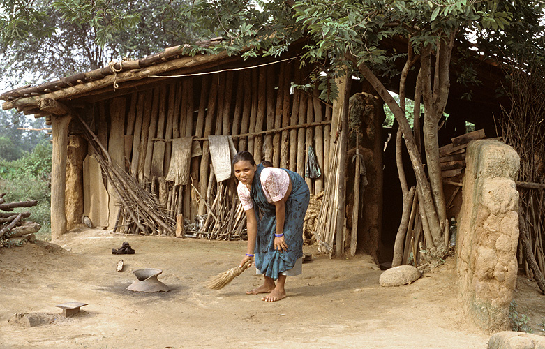 Reinemachen in einem Dorf in Jharkhand  