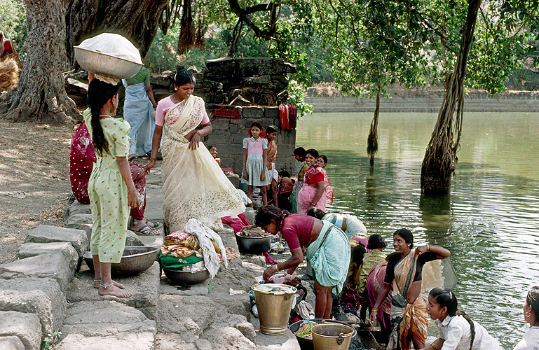 Wscherinnen am Teich, Maharashtra