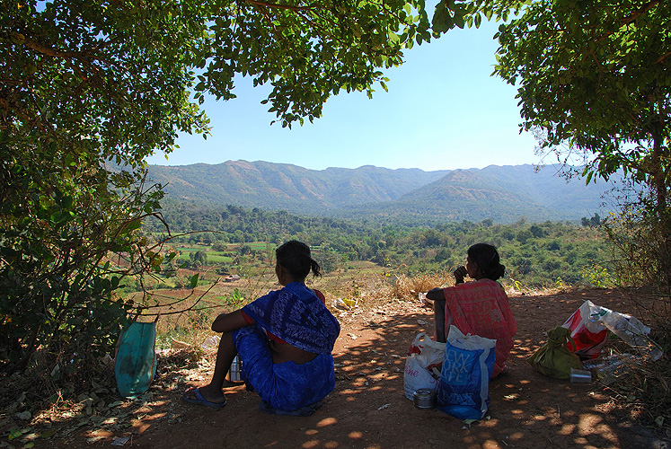 Adivasi-Frauen rasten auf einer Anhhe nahe Pune - Western Ghats 06