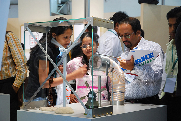 Besucher einer Messe fr Erneuerbare Energien, Pune, Maharashtra