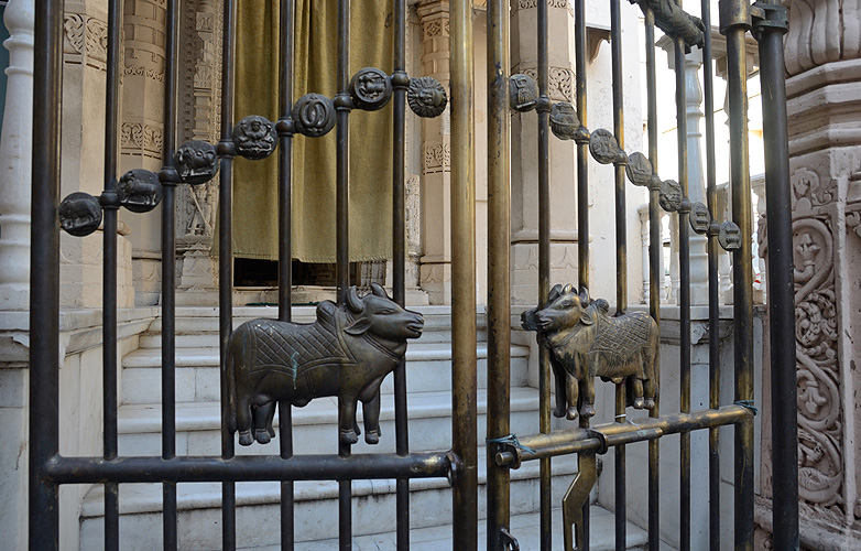 Kunstvoll verziertes Tor zu einem Tempel in Ahmedabad