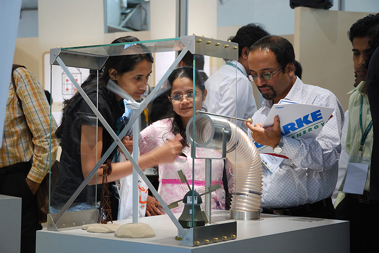 Technik-Interessierte auf einer Messe in Pune