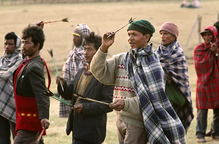  Khasi-Mnner beim Pfeilwerfen, Meghalaya