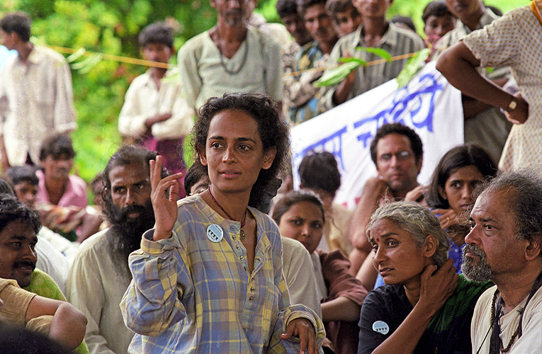 Arundhati Roy bei Protestversammlung im Narmada-Tal, 2010