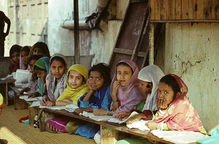 Schule in einem Slum in Mumbai