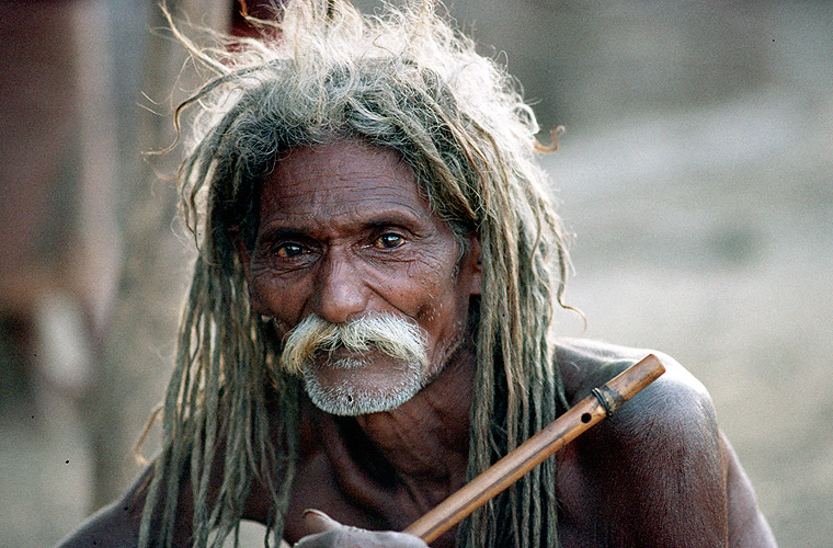 Dorfltester beim indigenen Bhil-Volk in Madhya Pradesh