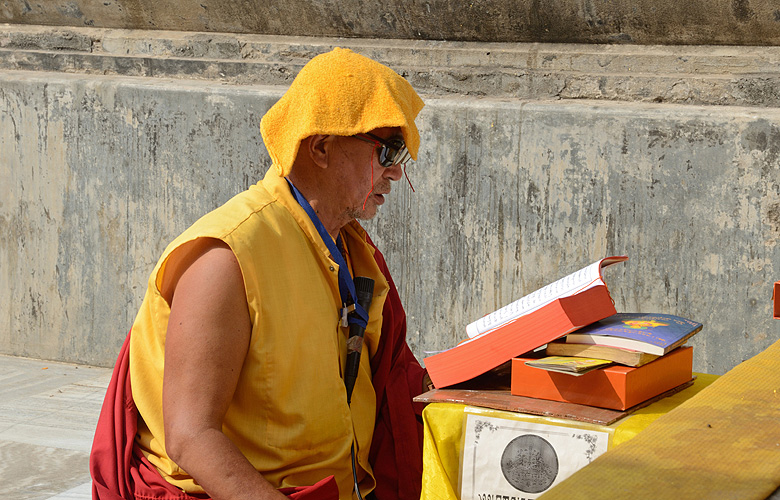 Ein Mnch rezitiert die heiligen Schriften, Bodh Gaya 