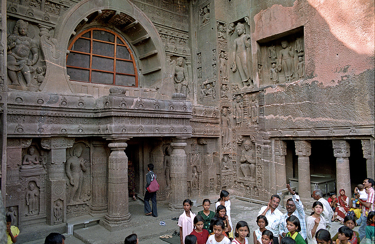 Schulklasse an einem Hhlentempel in Ajanta