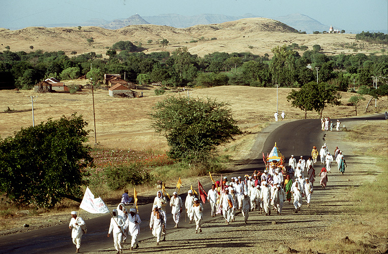 Pilger durchziehen die raue Berglandschaft Maharashtras - Pandharpur Yatra 01