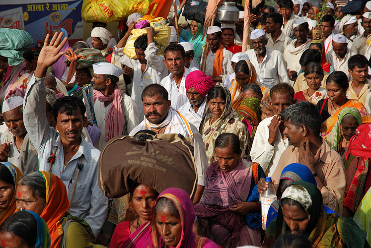 Pilger besingen ihr Idol, den mittelalterlichen Dichter Dnyaneshwar - Pandharpur Yatra 16