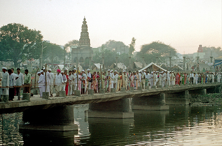 Pilger stehen Schlange am Tempel von Alandi - Pandharpur Yatra 25